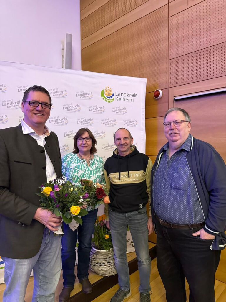 RTEst Bild 1
(Von links nach rechts)
Harald Hillebrand gratuliert den neuen Vorsitzenden Maria Meixner, Jürgen Buchner und Josef Weber.